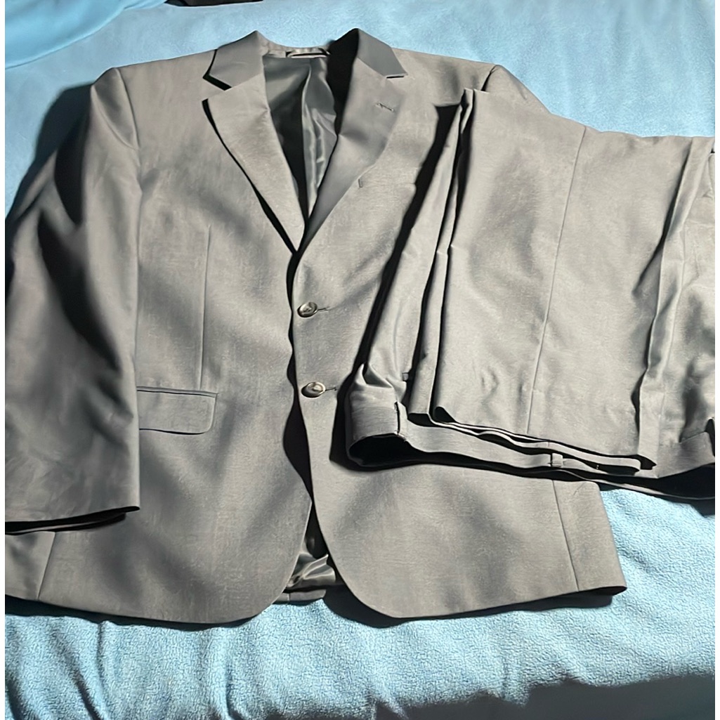 Andrew Fezza Men’s Two-Piece Grey Suit, Size 40 Regular